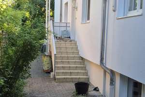 Ihr Zuhause im Grünen: Hochwertige Gartenwohnung mit Südwestterrasse in München-Lochhausen – Erlbachstraße 25a, 81249 Lochhausen, München – Vorschaubild 3
