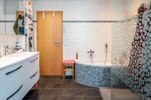 Weitblick auf die Burg und die Stadt Lörrach - großzügige 4,5 Zimmer-Stadtwohnung zu verkaufen – Die vollständige Adresse der Immobilie erhältst du vom Anbieter., 79539 Lörrach – Vorschaubild 13