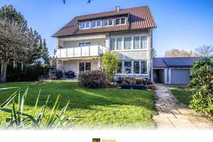 In bevorzugter Lage: Dreifamilienhaus mit großem und ebenem Garten