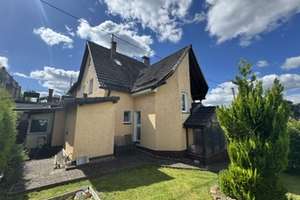 Kreuztal  Eichen, modernisiertes 2 Fam. Haus mit sonnigem Garten und hohem Wohnwert