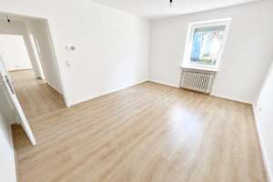 **Einziehen und wohlfühlen! +Erdgeschoss +modernes Tageslichtbad +Laminat**