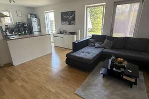 Moderne Gartenwohnung am Chiemsee - KFW55, Westterrasse, Tiefgarage & perfekte Lage
