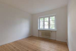eine 3,5 bzw 4 Zimmer Wohnung in gepflegter Altbau, saniert 2022, Schlafzimmern zum ruhigen Innenhof – Reichstrasse 30, 14055 Westend, Berlin – Vorschaubild 8