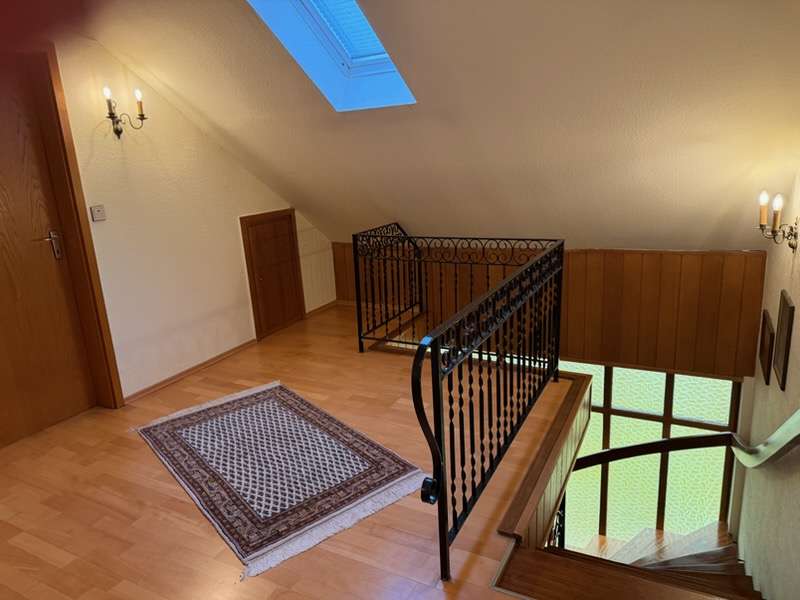 Immobilie in Stockstadt - Grundsolides Einfamilienhaus mit herrlichem Grundstück in bester Wohnlage - Bild 2