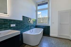 BEL ÉTAGE! 4-Room Historic Apartment - 2 Balconies, Fitted Kitchen & Wellness Oasis *13-Min to Clay* – Die vollständige Adresse der Immobilie erhältst du vom Anbieter., 65185 Mitte, Wiesbaden – Vorschaubild 7