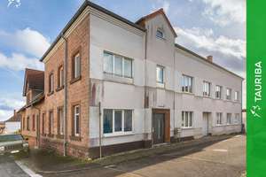 +++Mixed-Use-Ensemble: 4 vermietete Wohnungen, EFH & vielseitige Gewerbeflächen+++ – Hauptstraße 8, 66978 Clausen – Vorschaubild 1
