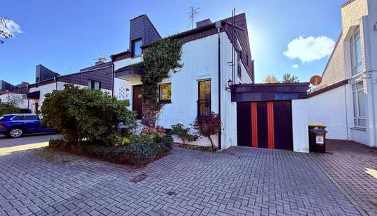 Bild von Außergewöhnliches Doppelhaus in Split-Level-Architektur- offene Ebenen, helle Räume und hoher Woh