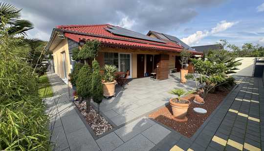 Bild von Freistehender Bungalow mit traumhaftem Gartenparadies, moderner Technik und Garage