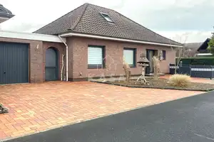 VERKAUFT! Komfortabler Bungalow mit großzügigem Grundstück, Garagen und Carports! – Leer (Kreis) – Vorschaubild 1