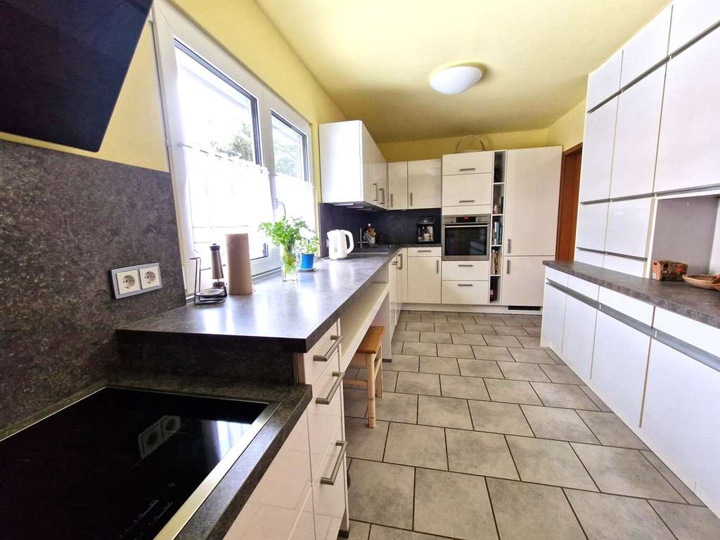 Immobilie in Oberkotzau - Lichtdurchflutetes Einfamilienhaus mit großem Garten und viel Platz für die ganze Familie - Bild 3