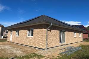 Bungalow für "zwei" - optimal bis ins hohe Alter
Niedrigenergiehaus mit Wärmepumpe - Neubauplanung – Die vollständige Adresse der Immobilie erhältst du vom Anbieter., 25779 Süderheistedt – Vorschaubild 3