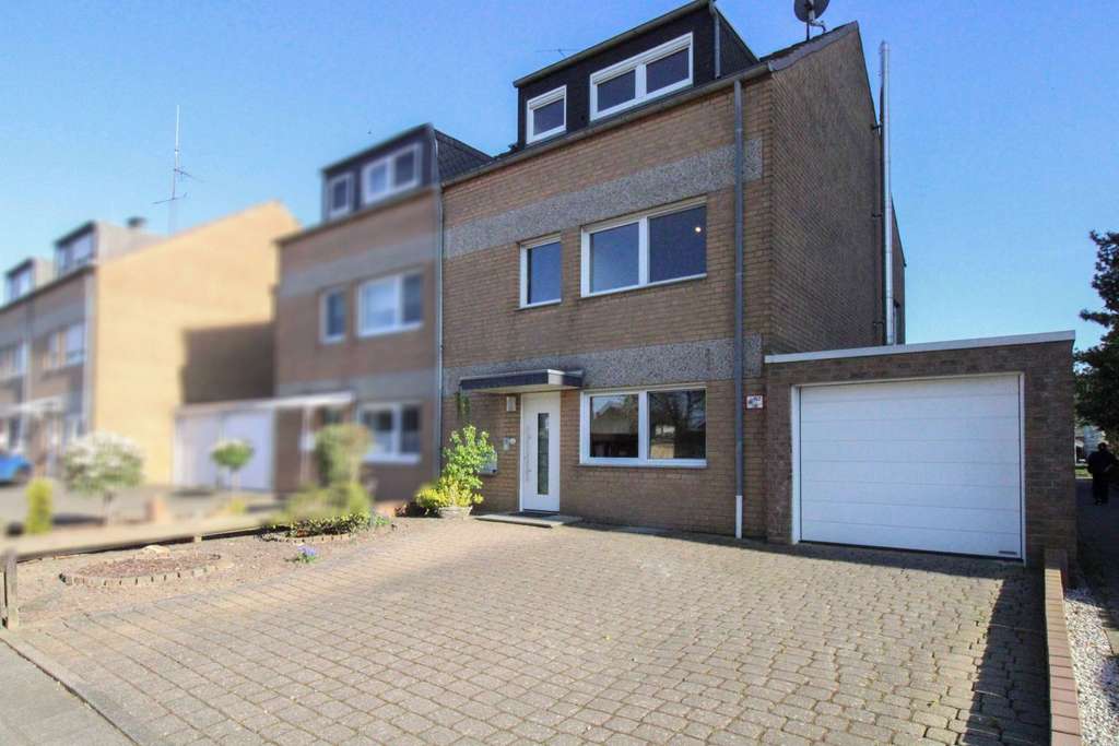 Platz für die ganze Familie und noch mehr! Tolle DHH mit 6 Schlafzimmern, großem Garten und Garage!