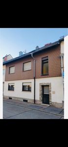 Viel Platz für die Familie:9 Zimmer Reihenhaus mit Doppelgarage