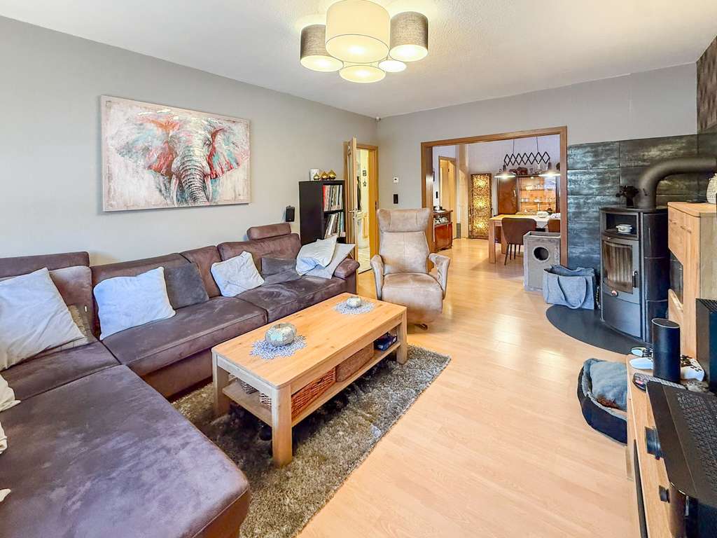 Immobilie in Schiffdorf - Zweifamilienhaus mit großem Grundstück und Garage in Spaden - Bild 1