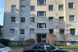 Provisionsfrei: 3 Zimmer Wohnung mit Balkon renovierunsgbedürftig