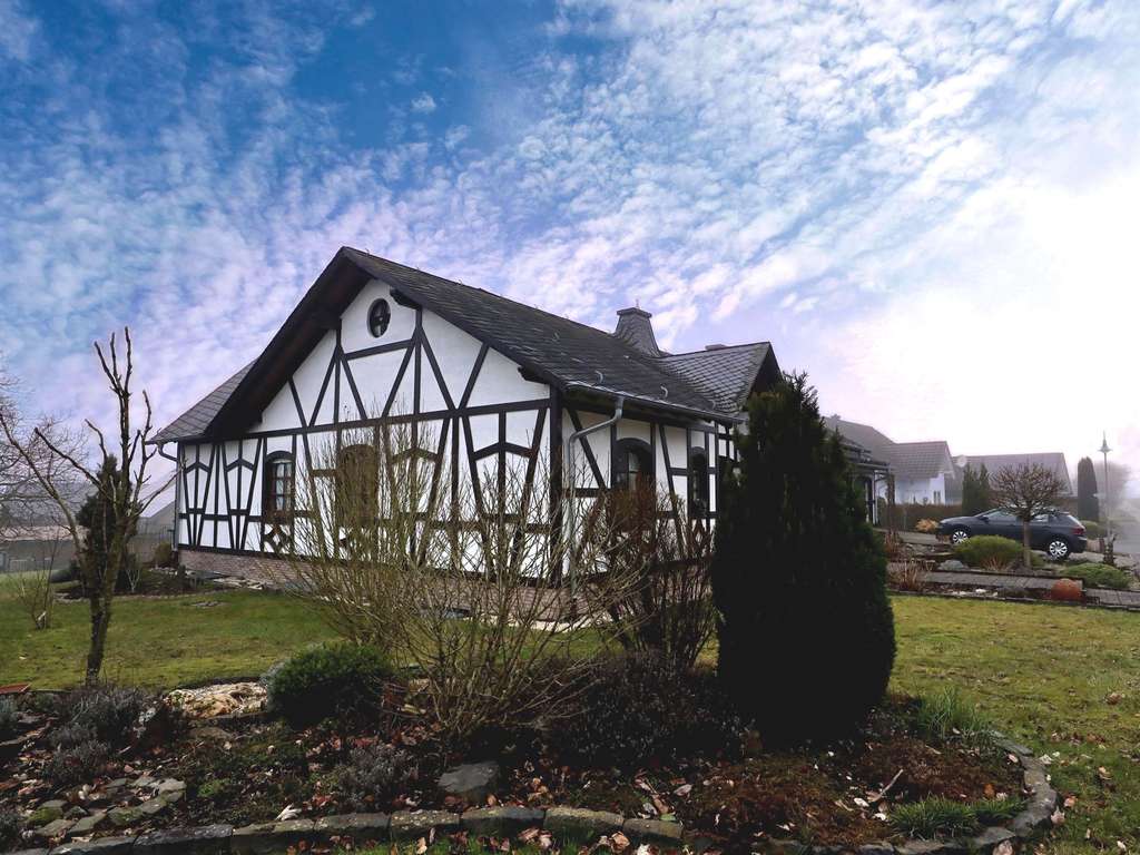 Immobilie in Peterswald-Löffelscheid - Gepflegtes und weitläufiges Einfamilienwohnhaus mit Doppelgarage und Bauplatz - Bild 2