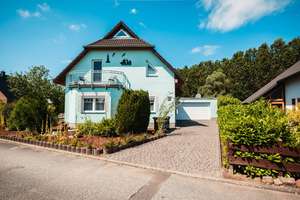 Attraktives Einfamilienhaus mit Wintergarten, Doppelgarage und Sauna