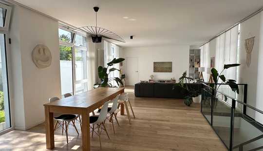 Bild von Wie ein Haus im Haus: Lichtdurchflutete Maisonettewohnung mit Garten in ruhiger Lage