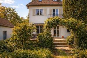 Traumhafte Stadtrandvilla in Bestlage in Fürth - Private Oase mit großem Garten!