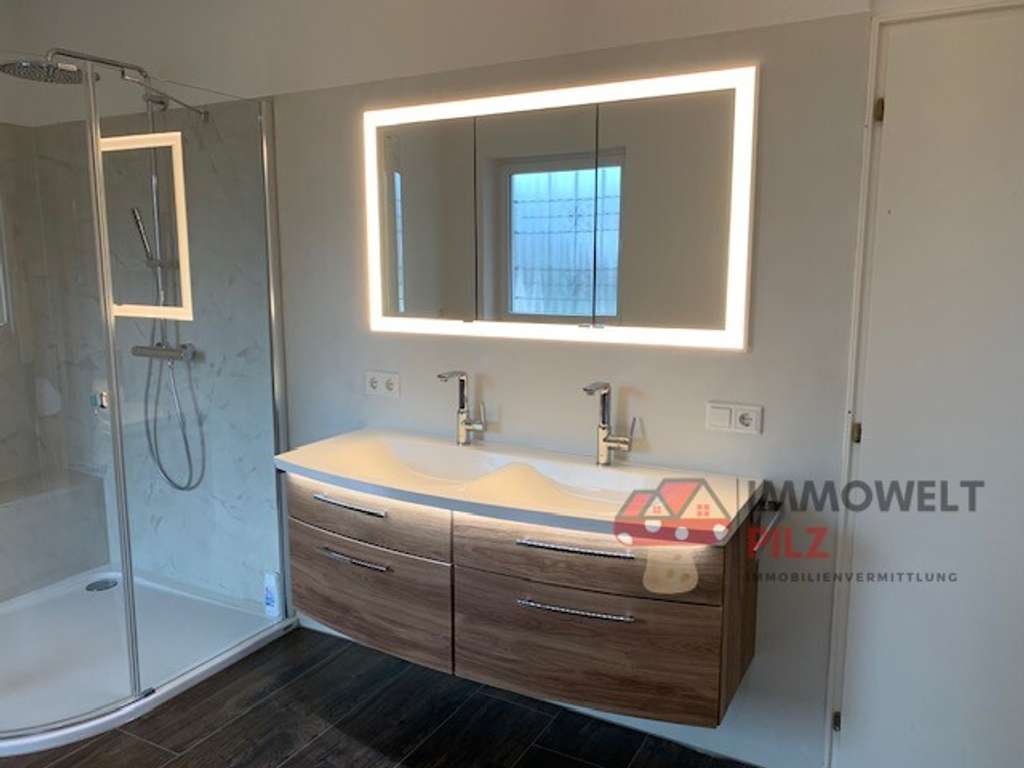 Immobilie in Sinntal - Exklusives Familiendomizil mit Einliegerwohnung, Pool und weitläufigem Grundstück - Bild 3