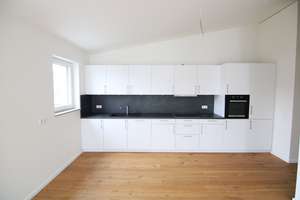 Ab 01.11.2026: Dachgeschoss-Wohntraum mit Süd-Balkon, Abendsonne, Aufzug, Tiefgarage + Wallbox!