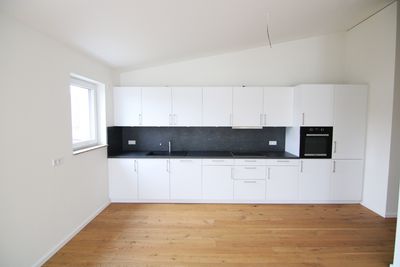 Ab 01.11.2026: Dachgeschoss-Wohntraum mit Süd-Balkon, Abendsonne, Aufzug, Tiefgarage + Wallbox!