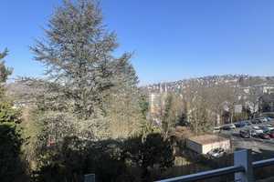 Ansprechende 4-Raum-Wohnung mit Balkon in Siegens bester Lage mit Blick ins Grüne – Siegen-Wittgenstein (Kreis) – Vorschaubild 1