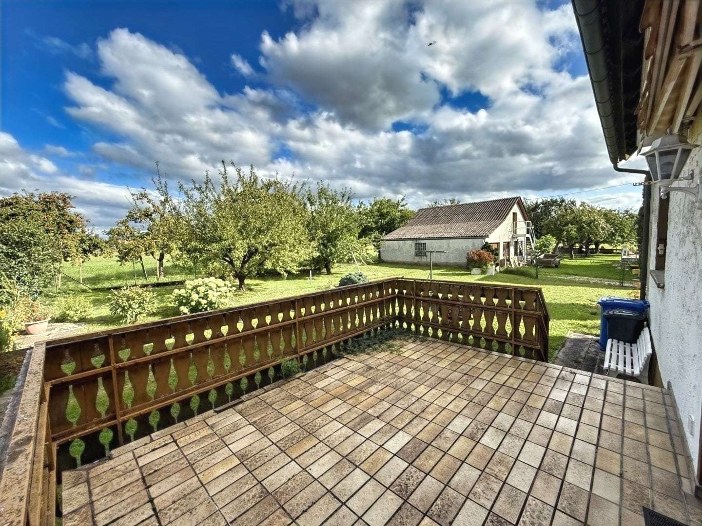 Doppelhaushälfte mit zwei Wohnungen, traumhaften Garten und Garage, Sigmaringen Kreis – Bild 3