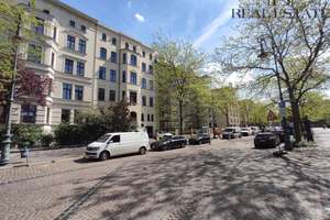 Großzügige Altbauwohnung in der Hegelstraße ! 