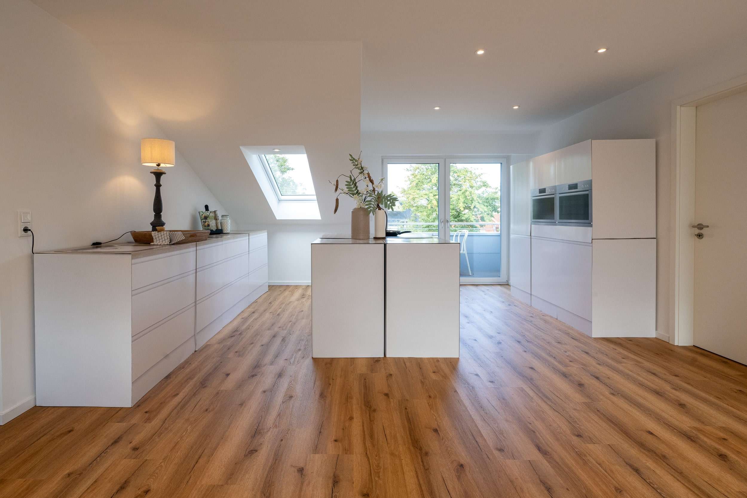 Immobilie in Friedrichstadt - Exklusive KfW-55 Dachgeschoss-ETW in bevorzugter Wohnlage mit 2 Balkonen und Stellplatz - Bild 3