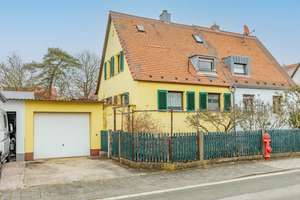 Charmante, modernisierungsbedürftige DHH mit Garage und schönem Garten in gefragter Lage in Erlangen