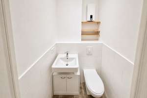 Wohnen am Paul-Lincke-Ufer: Stilvolle Altbauwohnung in Top-Lage – bezugsfrei! – Liegnitzer Str. 23, 10999 Kreuzberg, Berlin – Vorschaubild 2
