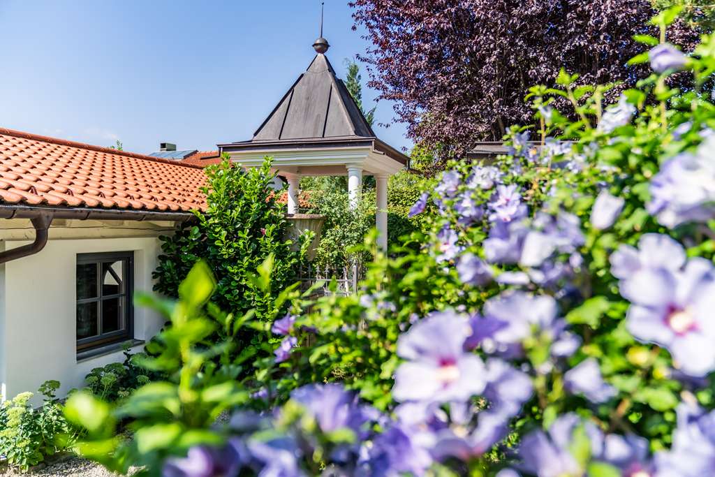 Immobilie in Neubeuern - Alpenblick und Schlosskulisse:
Großzügiges Wohnen mit Einliegerwohnung und Gartenoase - Bild 1