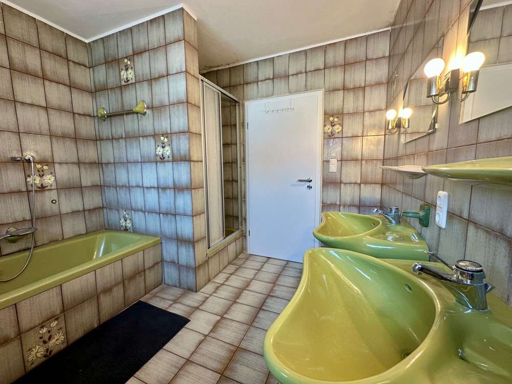 Immobilie in Leiblfing - 2.242 m² mit 4 Hallen und ein großes EFH und Büro-Top Rendite-
Monteurzimmer Vermietung möglich - Bild 3