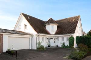 Architektonisches Juwel - Elegante Villa mit drei Wohneinheiten  zwischen Golfplatz und Meer