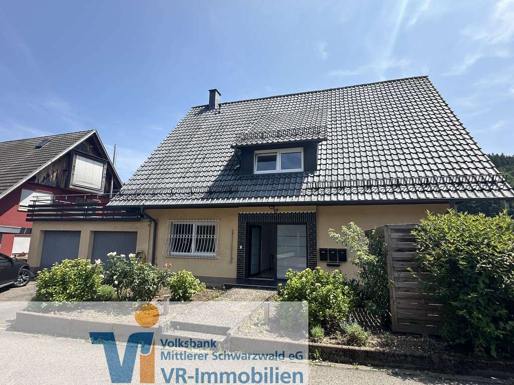 Immobilie in Hofstetten - Gepflegtes Mehrfamilienhaus in Hofstetten mit Garten, Terrasse, Balkon & Garagen, sowie Stellplätzen - Bild 0