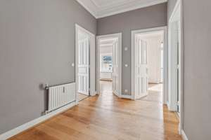 Rarität im Treppenviertel: Altbau-Bel-Etage mit zwei Balkonen und wunderschönem Elbblick – Die vollständige Adresse der Immobilie erhältst du vom Anbieter., 22587 Blankenese, Hamburg – Vorschaubild 3