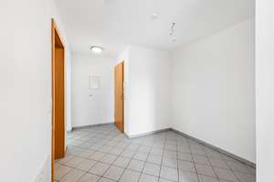 Helle 3-Zimmer-Wohnung mit Balkon, Garage & Garten-Blick in München Moosach – Dachauer Straße 354A, 80993 Alt-Moosach, München – Vorschaubild 6
