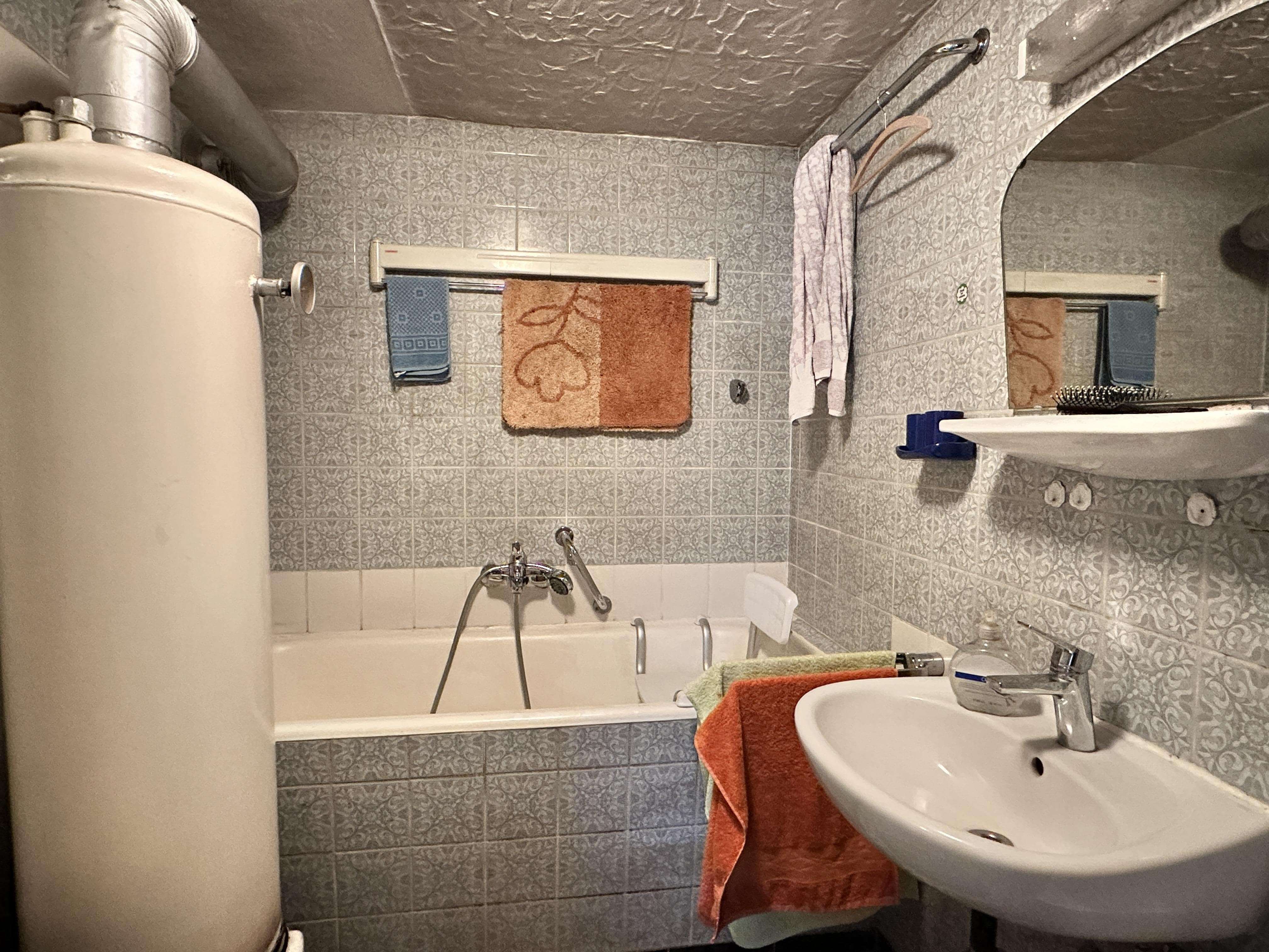 Immobilie in Külsheim - Wohnhaus mit Nebengebäude und Scheune in zentraler Lage von Hundheim
 - Bild 2