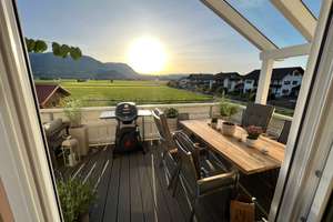 Neuwertige 3-Zi.-Wohnung mit Blick auf die Hörnerkette, 18 m² Balkon & Carport