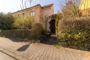 Charmantes Reihenhaus mit Gartenidylle in ruhiger Lage