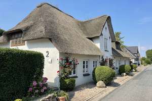 Historisches Friesenhaus mit vielen Nutzungsmöglichkeiten – Die vollständige Adresse der Immobilie erhältst du vom Anbieter., 25938 Wyk auf Föhr – Vorschaubild 1