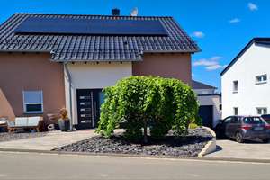 Stilvolles Einfamilienhaus mit Photovoltaikanlage und Doppelgarage in Bitburg! – Die vollständige Adresse der Immobilie erhältst du vom Anbieter., 54634 Bitburg – Vorschaubild 1