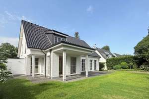 Weiße Siedlung - Großzügige und renovierte Familien-Villa mit Garten und zwei Garagen