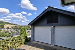 Einfamilienhaus mit Einliegerwohnung in attraktiver Hanglage - großer Garten, Doppelgarage – Die vollständige Adresse der Immobilie erhältst du vom Anbieter., 57080 Eisern, Siegen – Vorschaubild 2