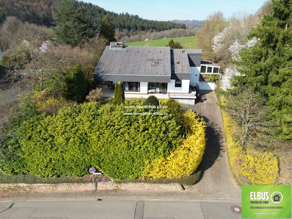 Immobilie in Waldfischbach-Burgalben - Freistehendes Einfamilienhaus in 67714 Waldfischbach-Burgalben 7-8 Zimmer - 232m² zu Verkaufen! - Bild 1