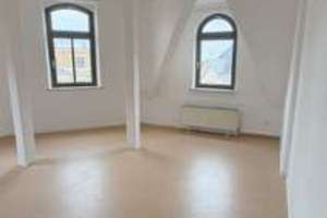 Lichtdurchflutete 3-Raum-Wohnung mit Dachgeschoss-Charakter & Balkenflair in Leipzig-Stötteritz