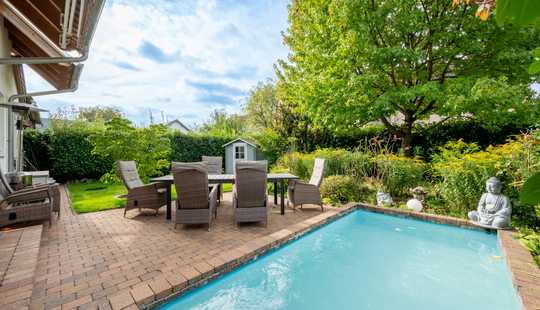 Bild von Top-Immobilienensemble in Frankfurt-Harheim: Zwei freistehende EFH, eines davon aktuell vermietet