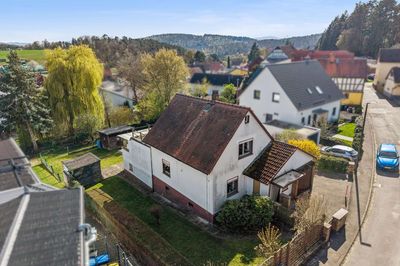 Geräumiges, teilmodernisiertes Haus auf sonnigem, großen Areal zentral in Butzbach -Maibach