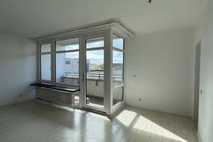 Lichtdurchflutete 1 Zimmer Wohnung mit Balkon und Tiefgarage in Westend